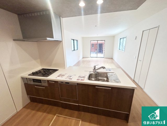 尼崎市東園田町　第1期　新築一戸建てのキッチン|リビングと統一感があり、使い勝手のいいキッチン。広々としているので、二人並んで作業が出来ちゃいます。お子様と一緒に色々なお料理に挑戦できるスペースがあります。