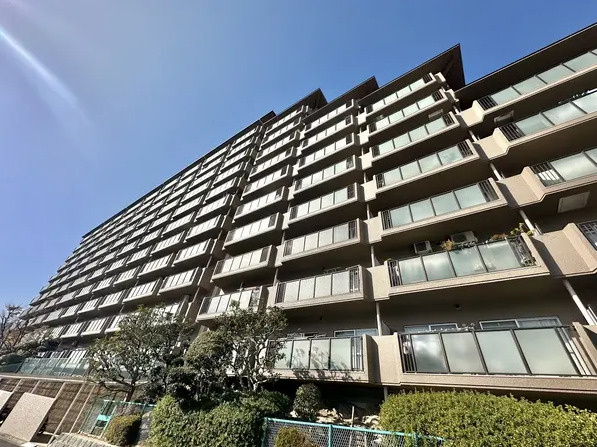 ユニハイム千里丘　吹田清水の外観|総戸数172戸の大型マンションです！
南東向きの住戸につき、採光通風良好です！！