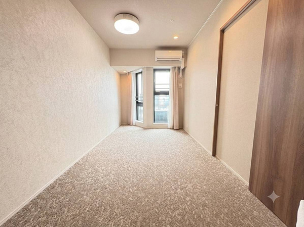 【洋室】 | 【洋室1】約8.6帖　広々WIC付き！
※家具を消す加工をしております