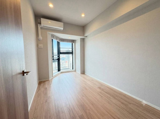 【洋室】 | ブランズタワー谷町四丁目 | 【洋室2】約5.7帖　窓付きのお部屋で開放感ある洋室です。
※家具を消す加工をしております