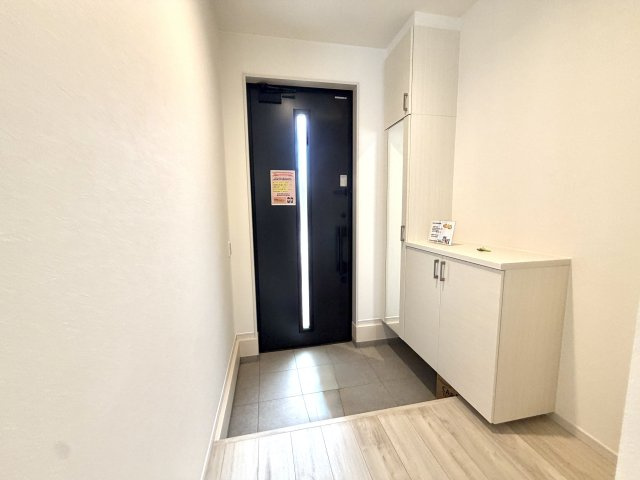 越谷市大竹２期１号棟　新築戸建の玄関|家の顔となるスッキリとした玄関。毎日の出入りが快適になる落ち着いたデザインです。