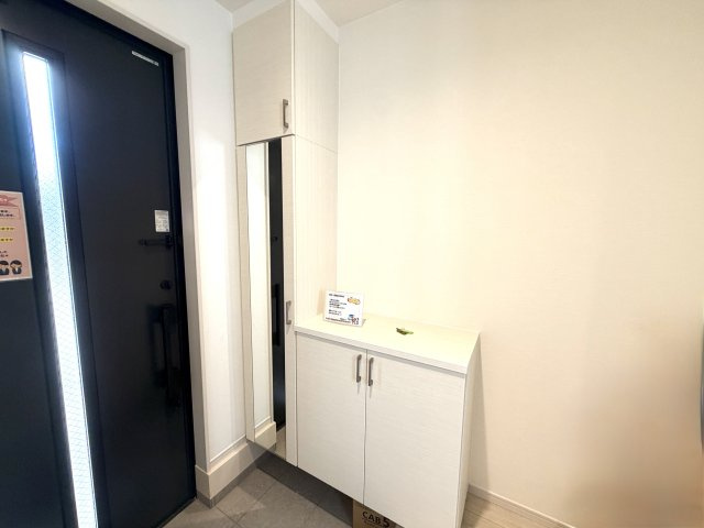 越谷市大竹２期１号棟　新築戸建の玄関|靴をすっきり収められるシューズボックス。玄関まわりをいつでも綺麗に保てます。