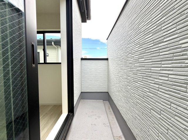 越谷市大竹２期１号棟　新築戸建のバルコニー|爽やかな風が吹き抜けるバルコニー。観葉植物を置くスペースとしても活用できます。