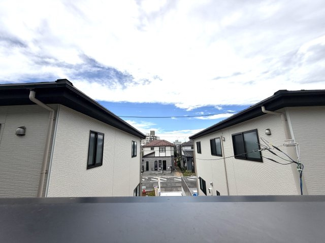 越谷市大竹２期１号棟　新築戸建の展望|前方に遮るものがなく抜けた眺望。心地よい空と風を感じられる特別な場所です。