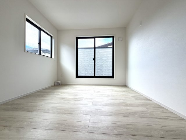 越谷市大竹２期１号棟　新築戸建の洋室|二面採光で明るい陽光が届く洋室。寝室や子ども部屋など多目的に使えます。