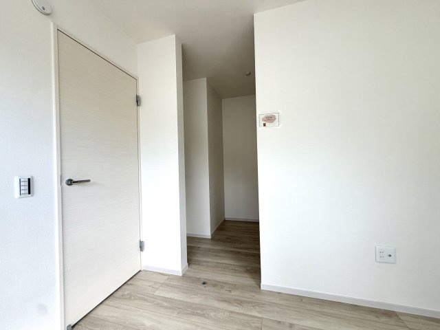 越谷市大竹２期１号棟　新築戸建の収納|室内をすっきり見せる大容量クローゼット。荷物が増えても安心して収納できます。
