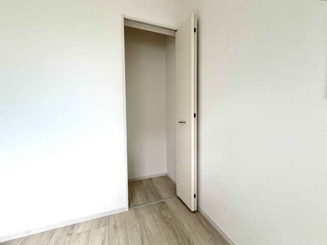 越谷市大竹２期１号棟　新築戸建の収納|扉が邪魔にならない折れ戸タイプのクローゼット。中の荷物が一目で見渡せて出し入れがスムーズです。