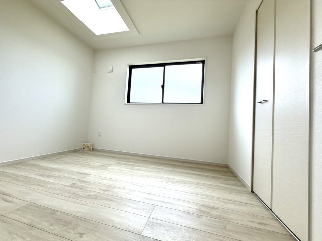 越谷市大竹２期１号棟　新築戸建の洋室|リビングから少し離れた静かな洋室。夜も周囲の音を気にせず、ゆっくりと休むことができる寝室です。