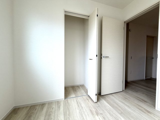 越谷市大竹２期１号棟　新築戸建の収納|中の荷物が一目で見渡せる使いやすいクローゼット。サッと取り出せるので朝の身支度も時短になります。