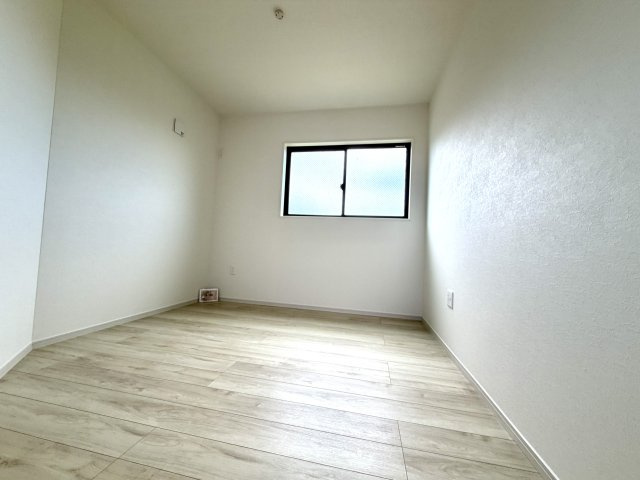越谷市大竹２期１号棟　新築戸建の洋室|天井が高く開放感あふれる洋室スペース。実際の面積以上の広がりを感じられる気持ちの良いお部屋です。