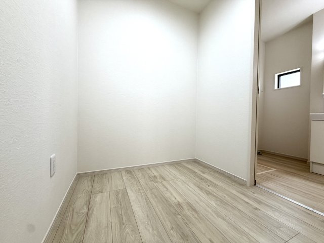 越谷市大竹２期１号棟　新築戸建の収納|キッチンと脱衣所とつなぐパントリー。食品や日用品のストック収納に便利です。