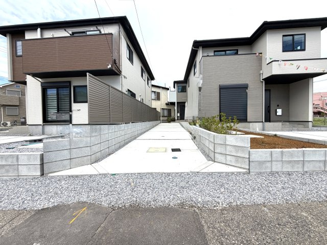 越谷市大竹２期１号棟　新築戸建の駐車場|縦列で３台分の車を停められる広い駐車スペース。ご夫婦での複数台所有や来客時にも大変便利です。