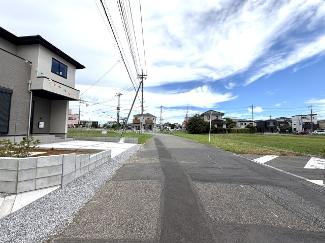 越谷市大竹２期１号棟　新築戸建の前面道路含む現地写真|前面道路は交通量が少なく静かな環境。お子様やペットの移動も安心です。