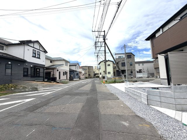 越谷市大竹２期１号棟　新築戸建の前面道路含む現地写真|見通しが良く整備された前面道路。周辺は落ち着いた住宅街が広がっています。