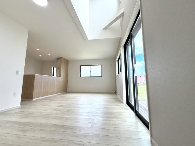 越谷市大竹２期１号棟　新築戸建の居間・リビング|自然光が差し込む明るいリビング。インテリアの配置もしやすい整った間取りです。