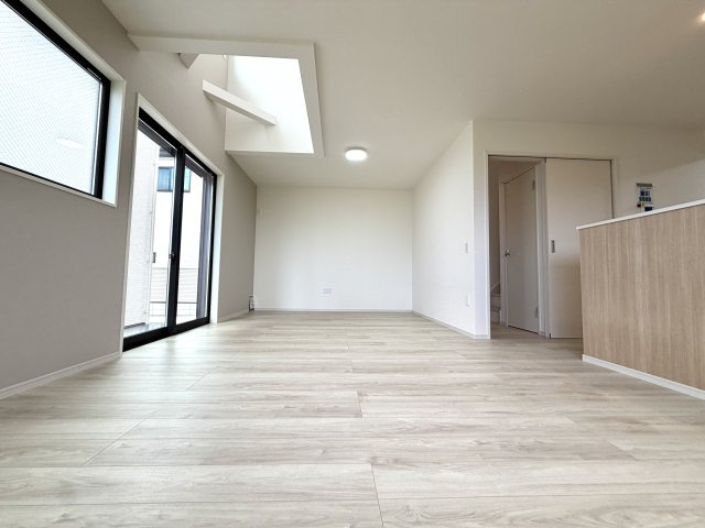 越谷市大竹２期１号棟　新築戸建の居間・リビング|家族の笑顔が集まる快適なリビング。吹き抜ける風と柔らかな陽光が心地よい空間を演出します。