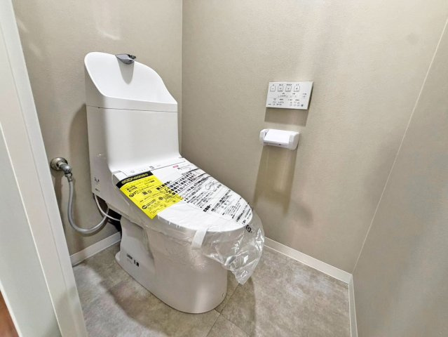 ＯＴＣ北橋グランドコーポのトイレ|新調済みのきれいなトイレに、便利なウォシュレット機能を備えています。清潔感のある空間で、快適にご利用いただけます。