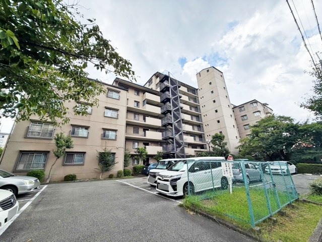 ＯＴＣ北橋グランドコーポの外観|2026年1月リフォーム済み！北大阪急行「箕面船場阪大前」駅より徒歩5分の好立地です。107㎡の広々とした住空間に加え、約77㎡の専用庭を備えたゆとりある住まい。駐車場完備も嬉しいポイントです。