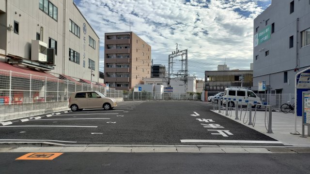 グレースコート子安ビルの駐車場