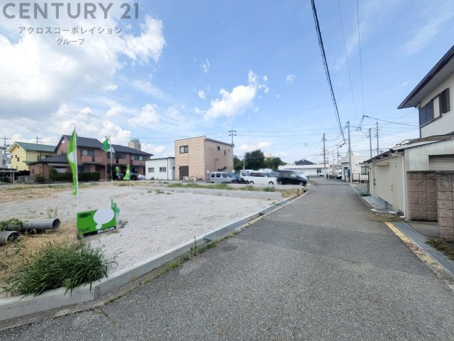 周辺には田畑など緑が豊かで閑静な住宅地に立地しております。