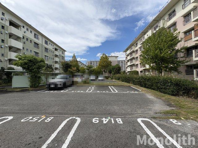 鶴山台36号棟の駐車場