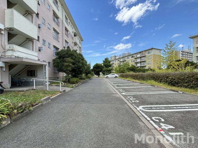 鶴山台36号棟の駐車場