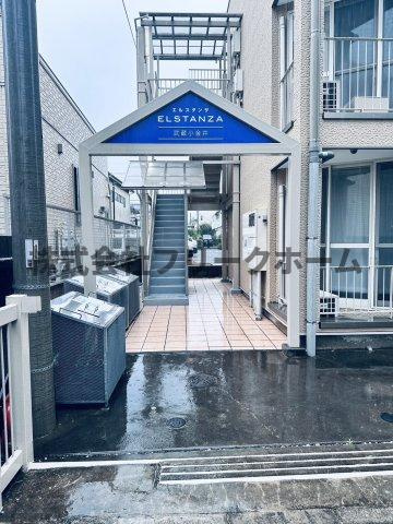小金井市本町５丁目のアパートのエントランス