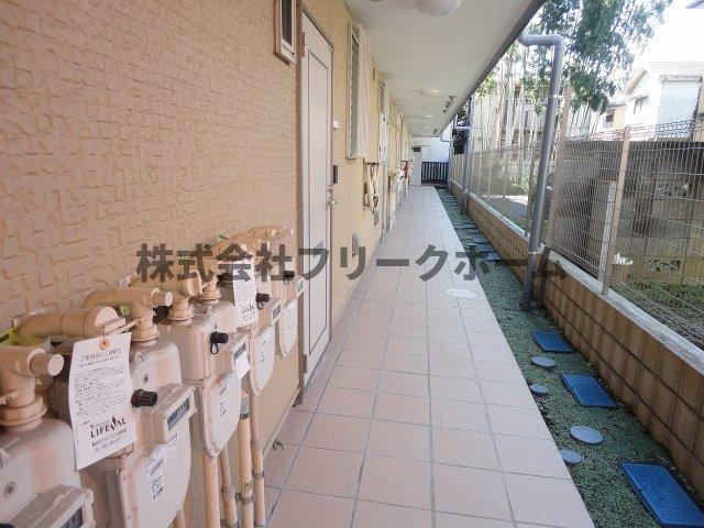 小金井市本町５丁目のアパートのロビー