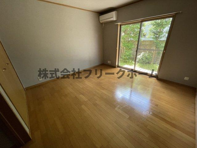 小金井市梶野町２丁目のアパートの居間・リビング