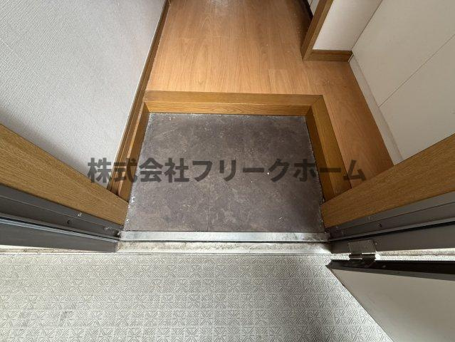 小金井市梶野町２丁目のアパートの玄関