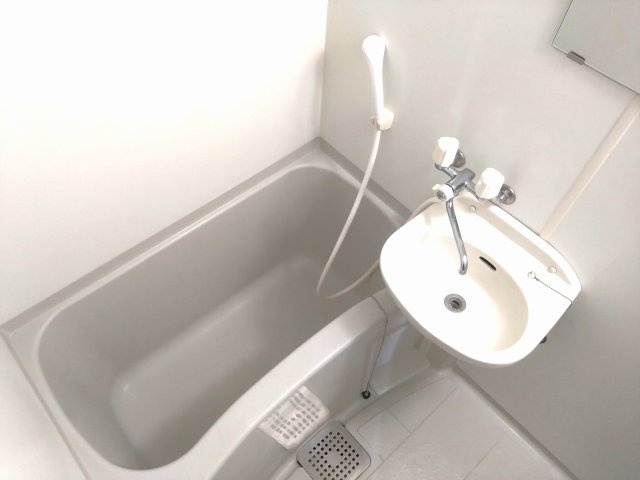 レオパレスプチＭの浴室|雨の日に便利な浴室乾燥機能付き♪