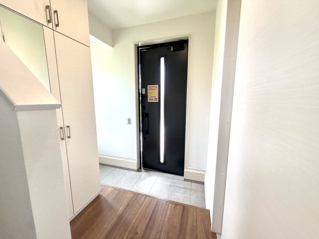 越谷市大竹２期３号棟　新築戸建の玄関|家の顔となるスッキリとした玄関。毎日の出入りが快適になる落ち着いたデザインです。