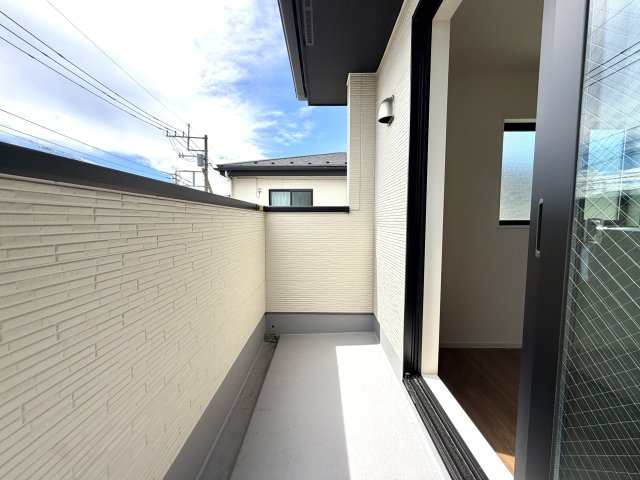 越谷市大竹２期３号棟　新築戸建のバルコニー|奥行きにゆとりがある使いやすいバルコニー。毎日の洗濯や布団干しも快適です。