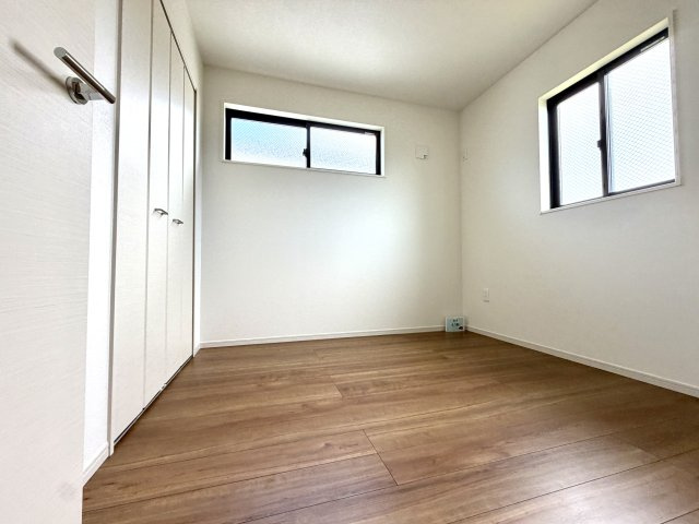 越谷市大竹２期３号棟　新築戸建の洋室|二面採光で明るい陽光が届く洋室。寝室や子ども部屋など多目的に使えます。