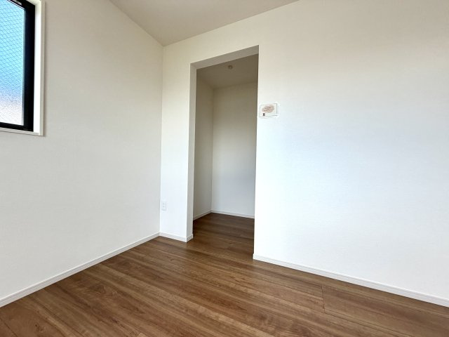越谷市大竹２期３号棟　新築戸建の収納|中の荷物が一目で見渡せる使いやすいクローゼット。サッと取り出せるので朝の身支度も時短になります。