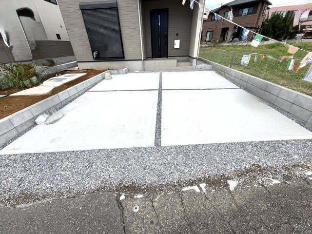 越谷市大竹２期３号棟　新築戸建の駐車場|並列で2台分の車を停められる広い駐車スペース。ご夫婦での複数台所有や来客時にも大変便利です。