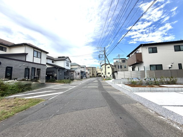 越谷市大竹２期３号棟　新築戸建の前面道路含む現地写真|前面道路は交通量が少なく静かな環境。お子様やペットの移動も安心です。
