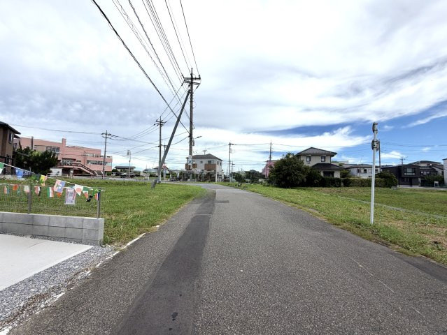 越谷市大竹２期３号棟　新築戸建の前面道路含む現地写真|見通しが良く整備された前面道路。周辺は落ち着いた住宅街が広がっています。