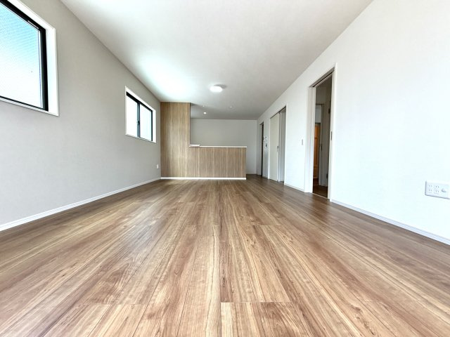 越谷市大竹２期３号棟　新築戸建の居間・リビング|家族が集う広々としたLDK。陽当たりと通風に優れ、ゆったりと寛げます。