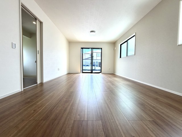 越谷市大竹２期３号棟　新築戸建の居間・リビング|落ち着いた雰囲気の居心地の良いリビング。大きな窓から明るい光が広がる空間です。