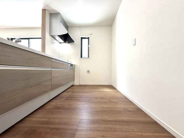 越谷市大竹２期３号棟　新築戸建のキッチン|冷蔵庫やカップボードをすっきり配置できる、ゆとりのあるキッチンスペースです。