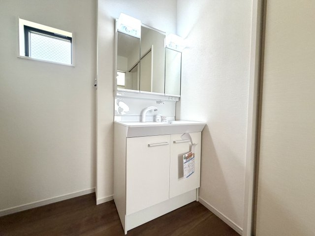 越谷市大竹２期３号棟　新築戸建の独立洗面台|身支度がスムーズに整う、収納力抜群の大型三面鏡付き洗面化粧台です。