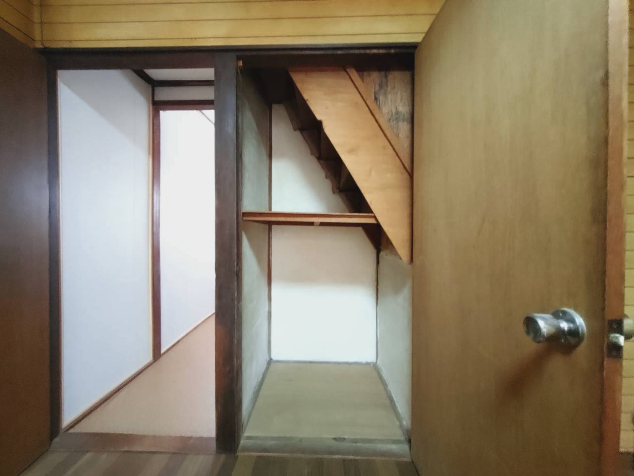 ＪＲ並河駅まで徒歩４分★リフォーム・リノベーション用物件★駐車１台可★亀岡市大井町並河2丁目の収納|階段下収納