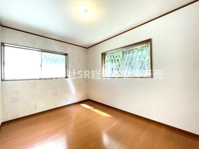 善根寺町1丁目中古戸建の寝室|2F　6.5帖。落ち着いた雰囲気で寝室にいかがでしょうか？