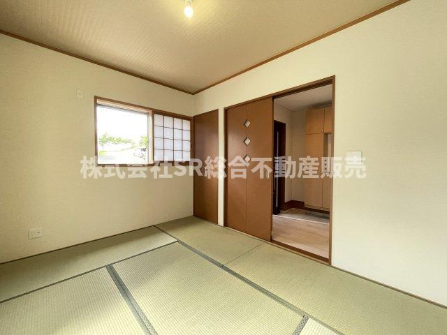 善根寺町1丁目中古戸建の設備|リビング・和室には電動シャッターがあり、日々の開け閉めが快適です！