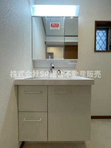 善根寺町1丁目中古戸建の独立洗面台|3面鏡洗面化粧台で朝の身支度も快適です！