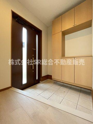 善根寺町1丁目中古戸建の玄関|シューズボックス付きで整理整頓できます！