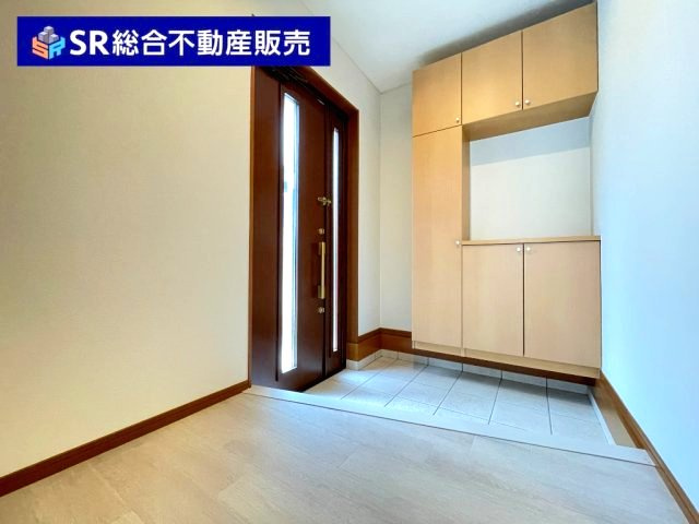 善根寺町1丁目中古戸建の玄関|シューズボックス付きで整理整頓できます！