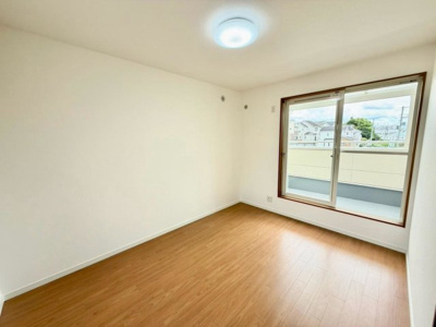 【洋室】 | 半田２丁目　中古一戸建 | クロス・フロアタイル張替！綺麗な壁や床で室内が明るくなりますね！爽やかな気分でお過ごしいただけますよ！