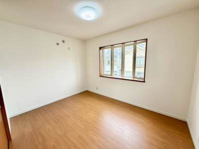 【子供部屋】 | 半田２丁目　中古一戸建 | 奥行きのある出窓は開放感があり、インテリアスペースとしても活用できます♪